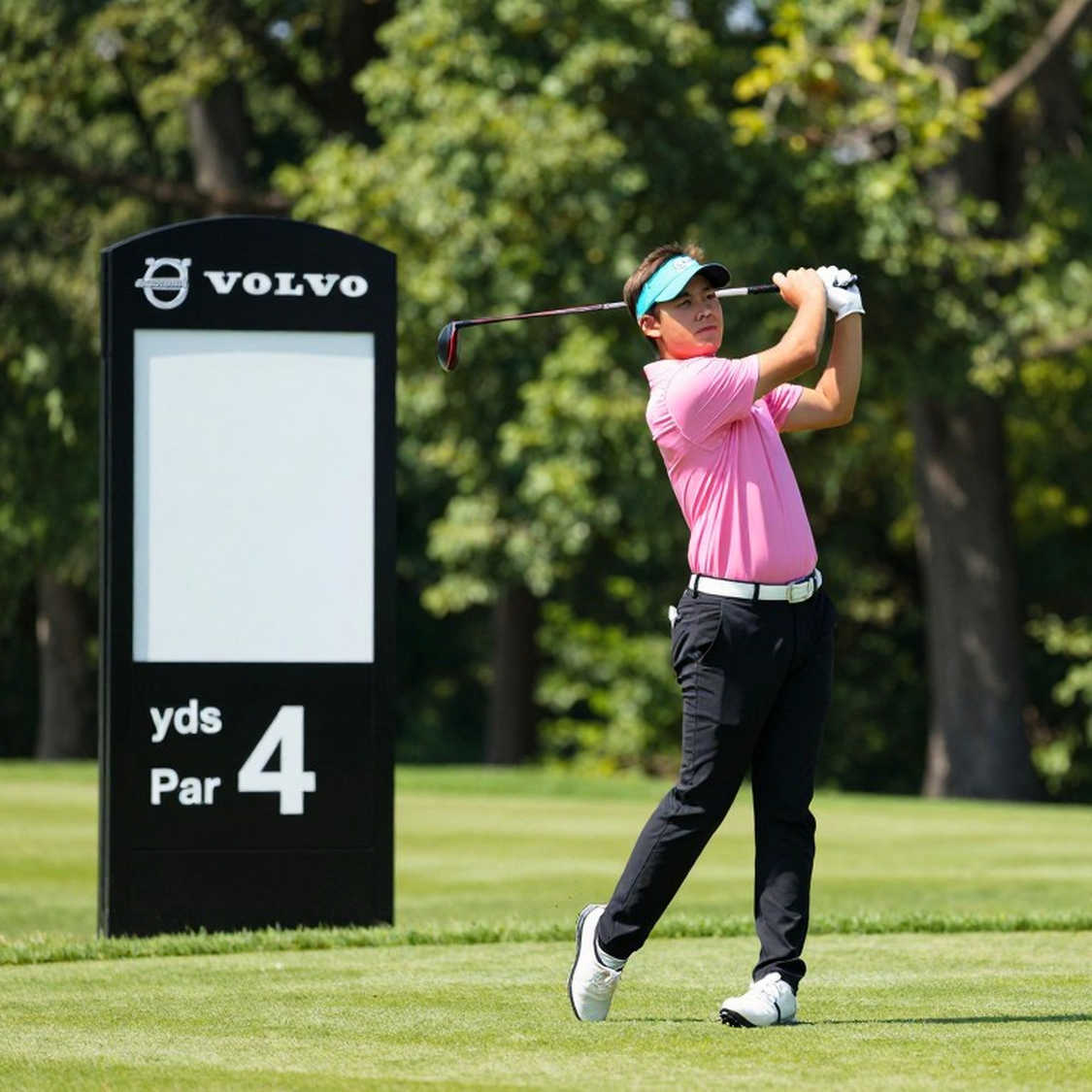 Chiếc ô che nắng, tấm bảng tên caddie, và người bỏ đi giữa vòng đấu