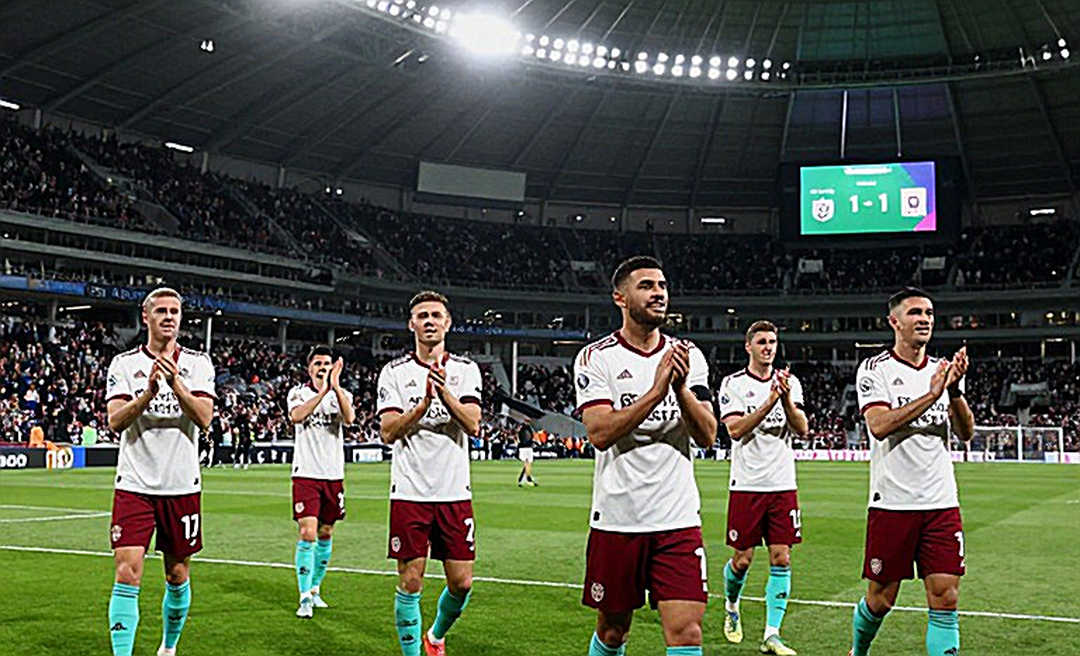 Hợp đồng một năm và bốn điều khoản: Valencia ràng Javier Aguirre vào một canh bạc trụ hạng
